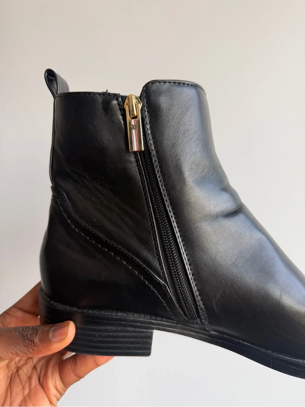 TOMMY HILFIGER  Comfort Rezin Round Toe Block Heel